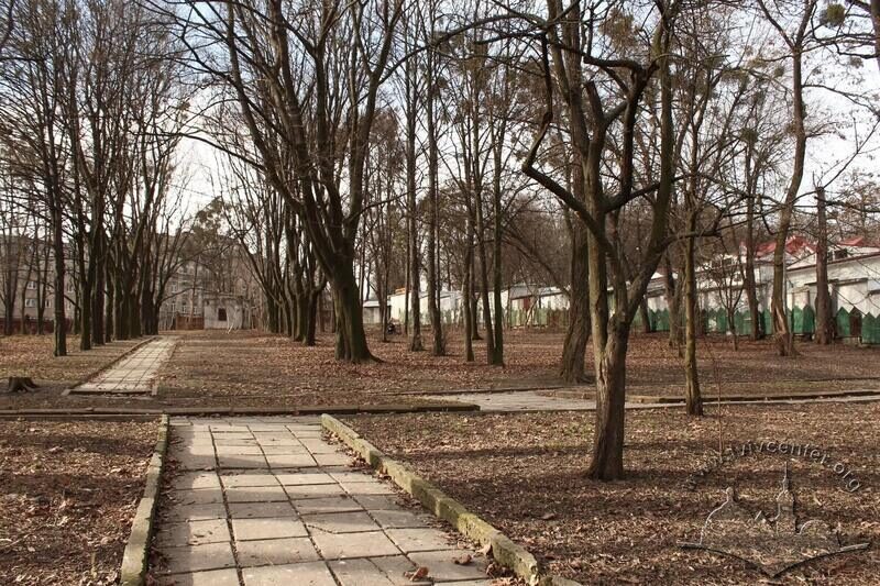 Подвір'я шпиталю, вигляд у бік вул. Клепарівської. Це була територія цвинтаря