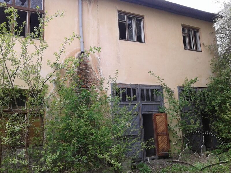Вул. Личаківська, 37. Гаражі колишнього військкоммату