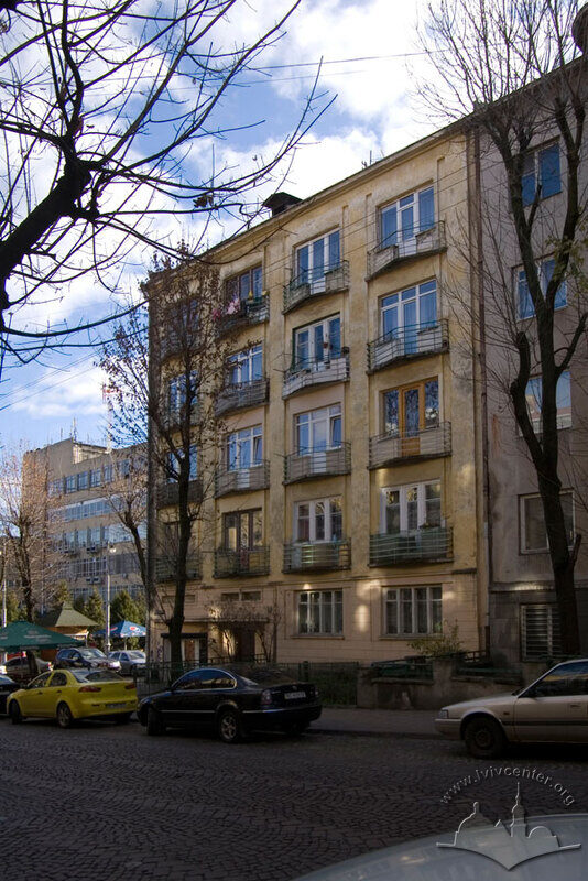 Вул. Дорошенка, 45. Вид на головний фасад будинку