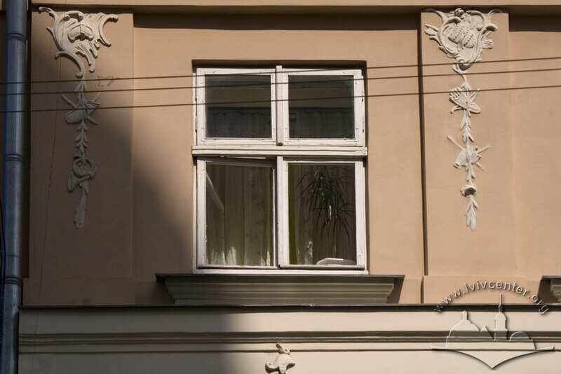 Вул. Краківська, 24. Вікно 3-го поверху