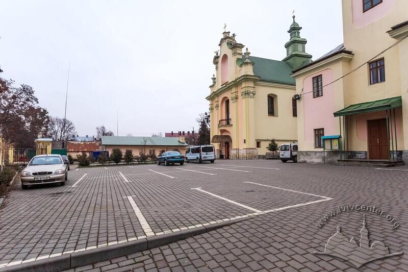 Вул. Жовківська, 8. Подвір'я з парковкою перед молитовним домом
