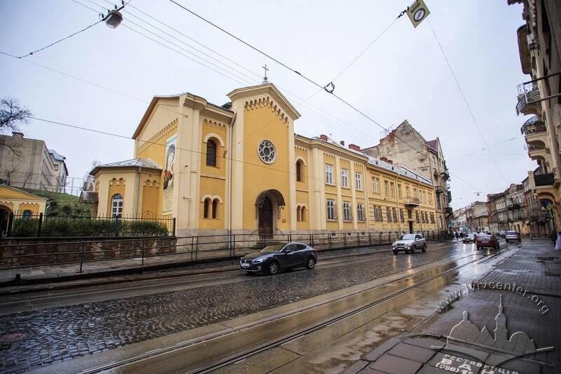 Вул. Франка, 56. Вигляд церкви з південного боку