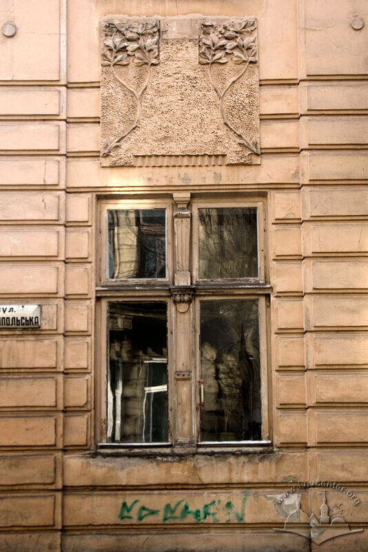 Вул. Севастопольська, 8. Вікно на бічному пристінку зі збереженою автентичною декорованою столяркою.