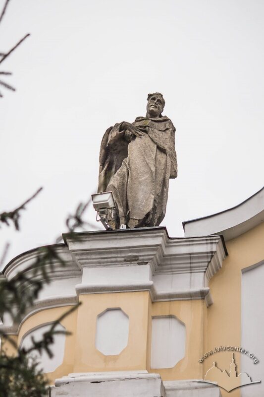 Вул. Грушевського, 2. Білокам'яна фінура святого над вінцевим карнизом каплиці