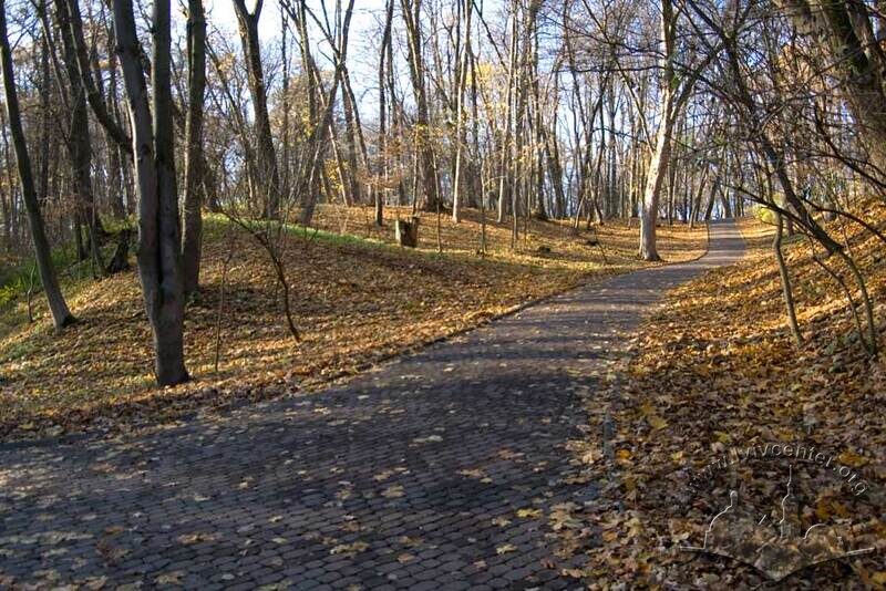 Алея, прокладена з північного заходу по периметру парку.