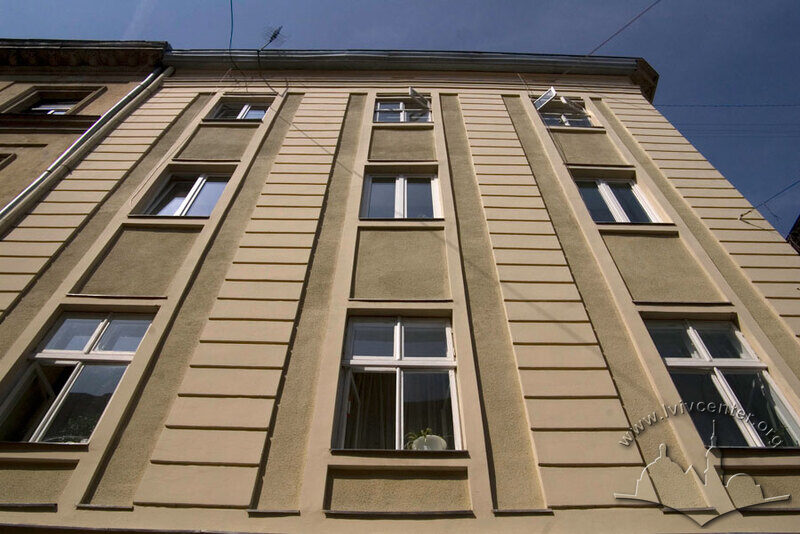 Вул. Галицька, 8. Фрагмент головного фасаду з рустованими лізенами