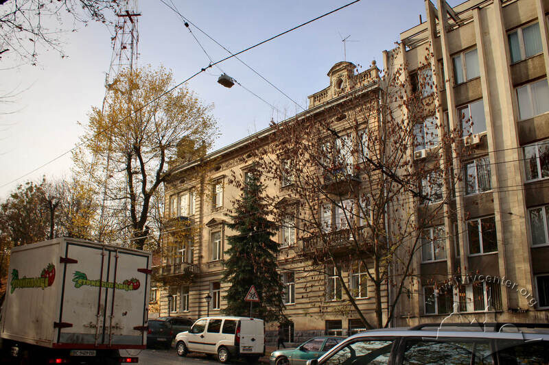Вул. Листопадового чину, 26. Будинок в оточенні. Справа - фрагмент інженерного корпусу Укрзалізниці (1978 р.)