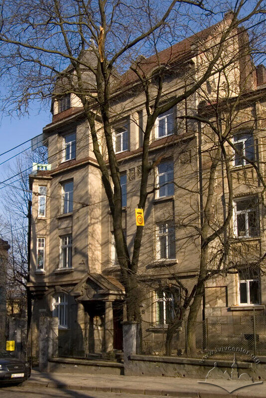 Вул. Котляревського, 15. Вид на головний фасад