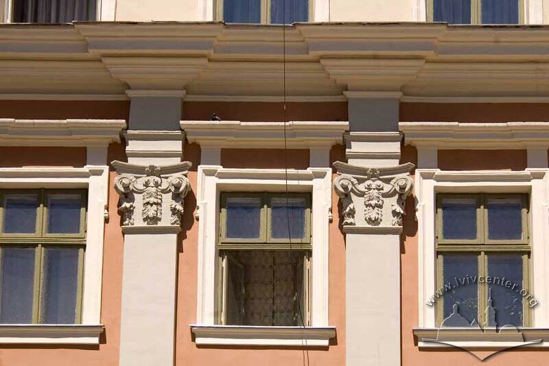 Вул. Краківська, 2. Вид на вікна ІІІ-го поверху і міжповерховий карниз над ними