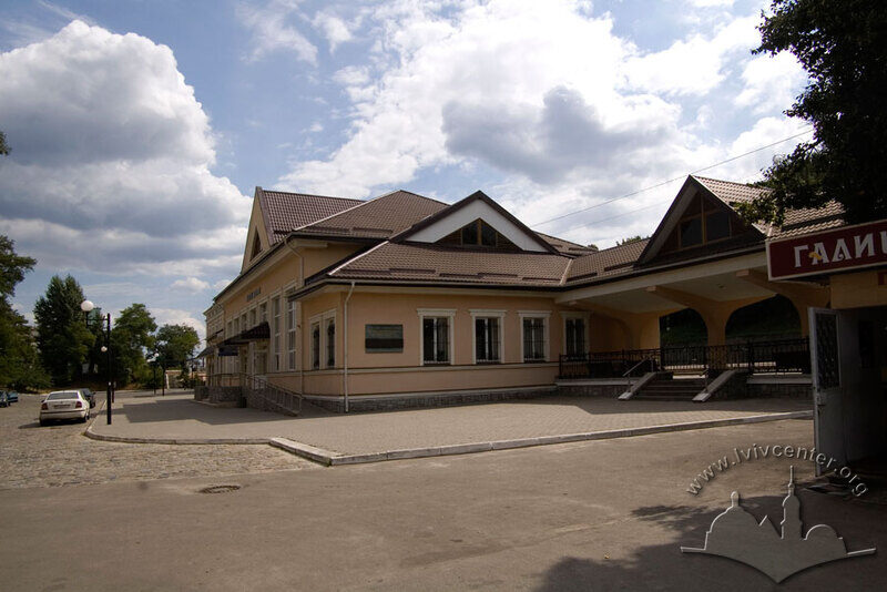 Вул. Огіркова, 2. Станція "Підзамче"