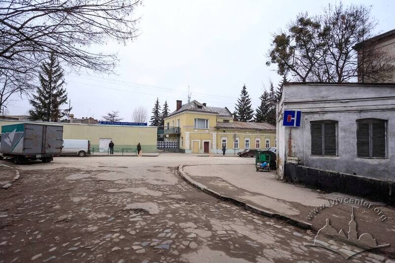 Вул. Жовківська, 11. Львівський радіоремонтний завод, раніше тут розміщувалося виробництво машин Фердинанда Пітча. Вигляд з вул. Шкільної