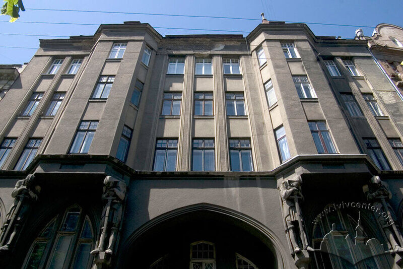 Вул. Князя Романа, 6. Фрагмент головного фасаду