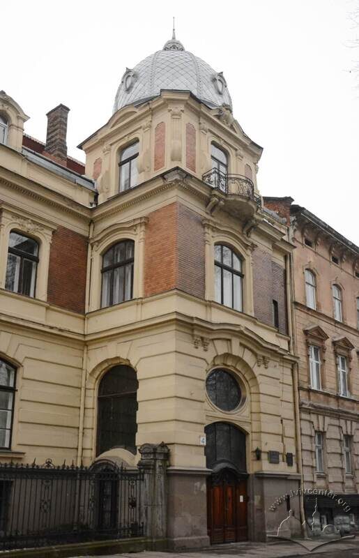 Вул. Матейка, 4. Вежа при вході до будинку