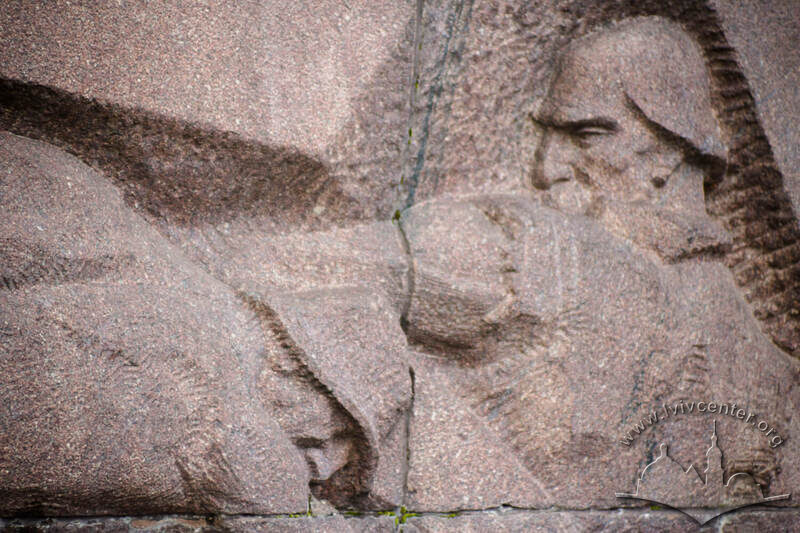 Вул. Університетська. Пам'ятник Іванові Франку. Одна з бічних стел (деталь)