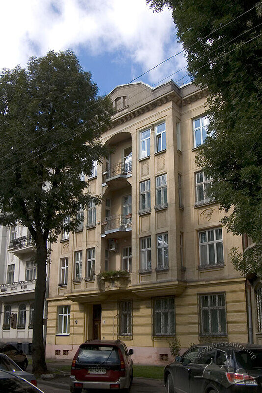 Вул. Конопницької, 8.