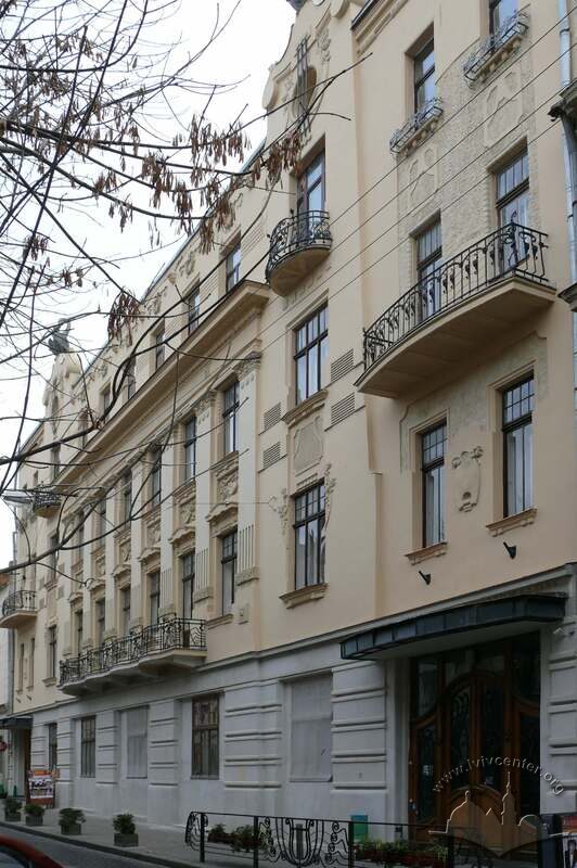 Вул. Чайковського, 7. У будинку колишнього Галицького музичного товариства знаходився кінотеатр "Аполло" (1911–1943).