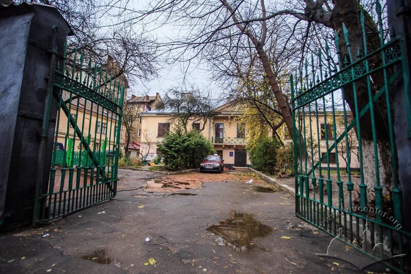 Вул. Зелена, 24. Брама на територію колишнього палацу і вид на його головний фасад