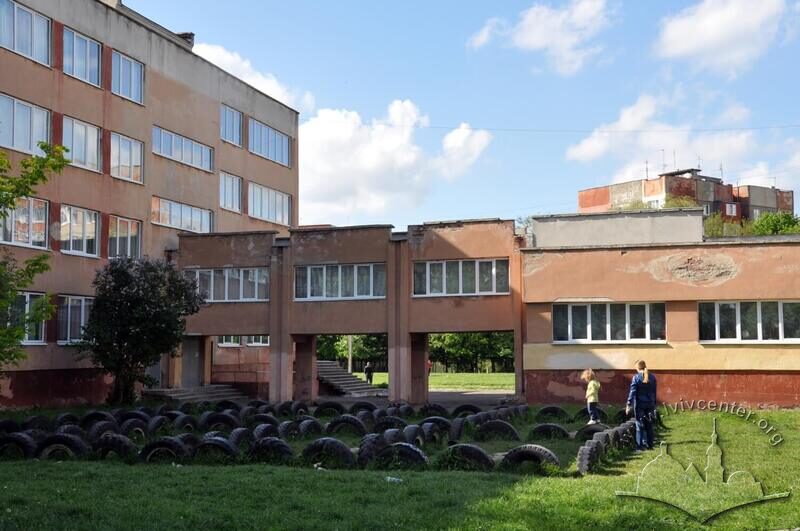 Вул. Зубрівська, 30.