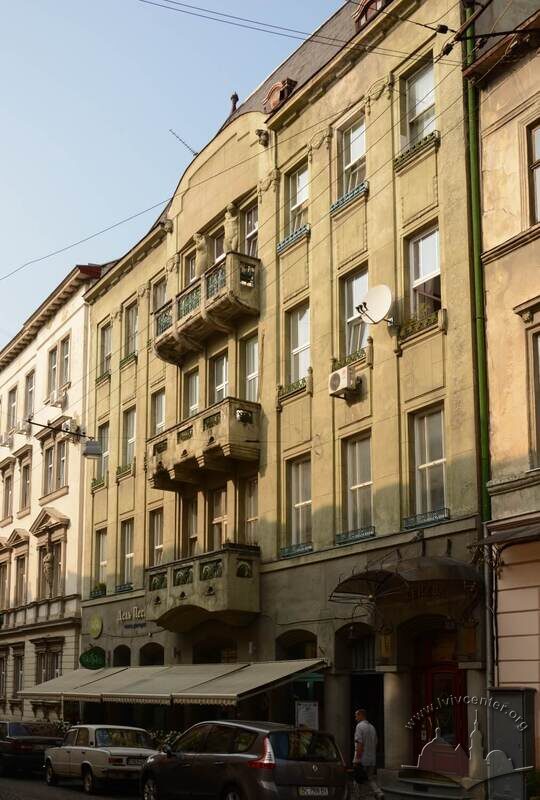 Вул. Костюшка, 6. Головний фасад будинку