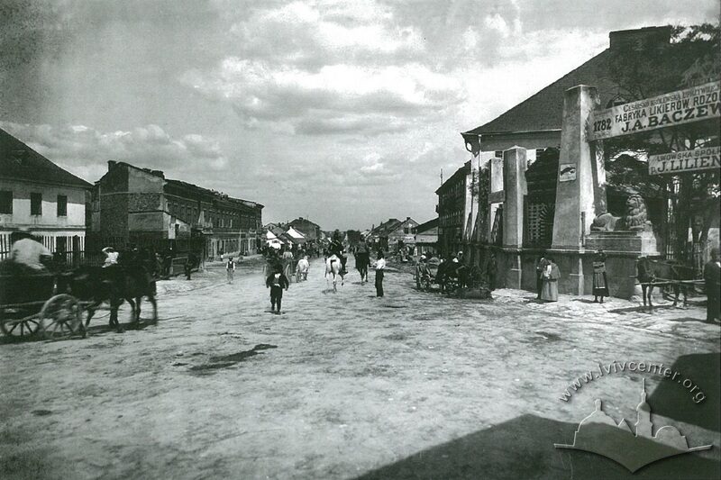 Вул. Хмельницького у 1894 році. Спереду справа фабрика Бачевських, у перспективі видні будівлі фабрики Кроніка, ще без вежі і неоготичного дизайну.