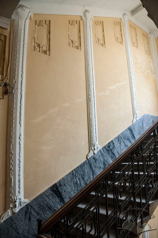 Вул. Конопницької, 8. Інтер'єр головної сходової клітки