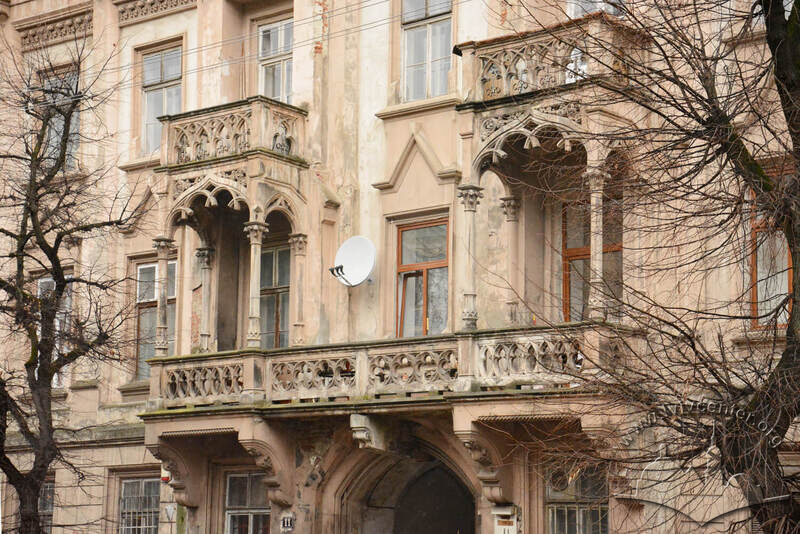 Вул. Стефаника, 11. Балкони на головному фасаді
