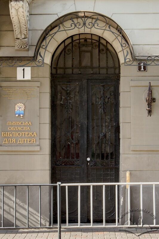 Вул. Винниченка, 1. Вхідні двері, виконані під час реконструкції 1911 року. Вхід розміщувався справа від сучасного