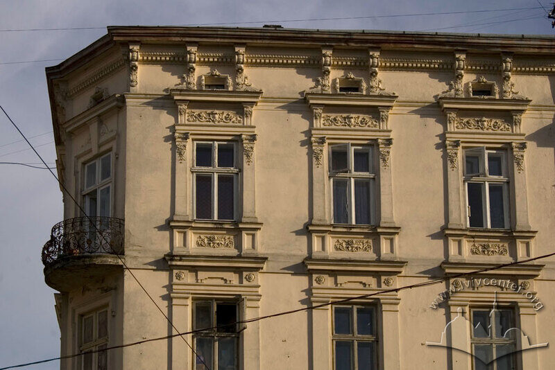 Пл. Ринок, 11. Фрагмент фасаду в рівні ІІІ-IV-го пов.