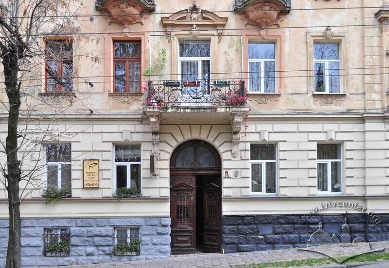 Вул. Крушельницької, 11. Фрагмент фасаду з головним входом