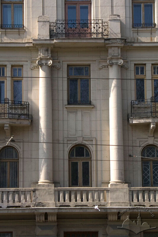 Вул. Підвальна, 3. Фрагмент головного фасаду на центральній осі