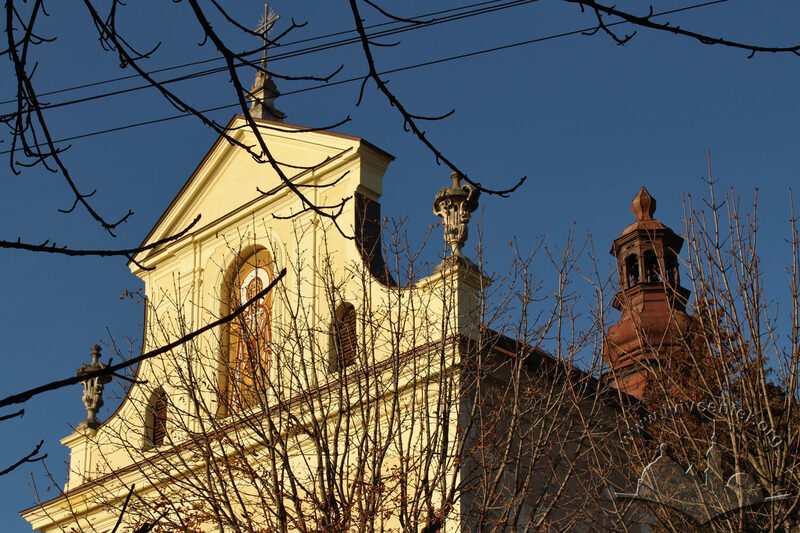 Вул. Кривоноса, 1. Фронтон і сиґнатурка