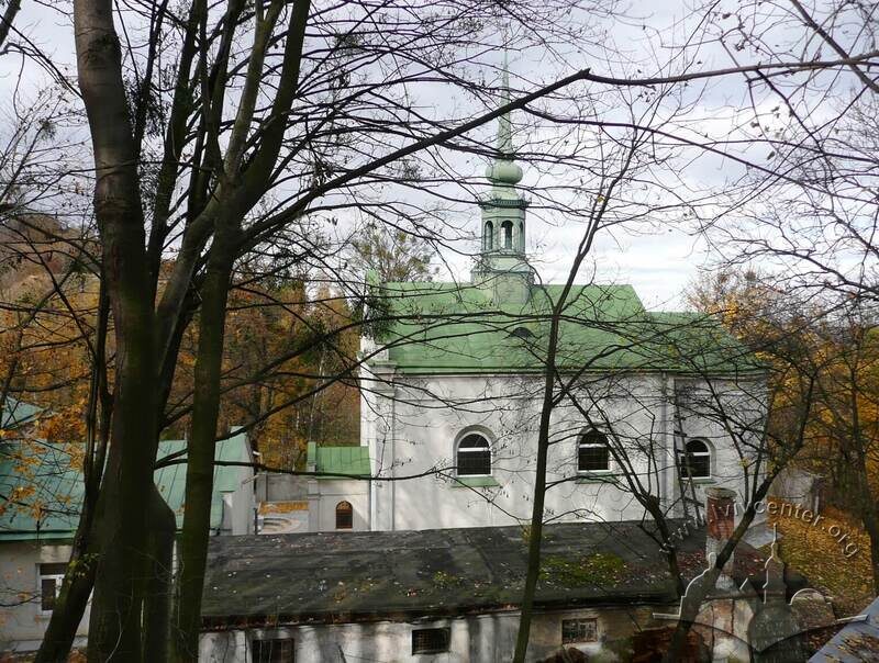 Вул. Довбуша, 24. Вид на південний фасад церкви