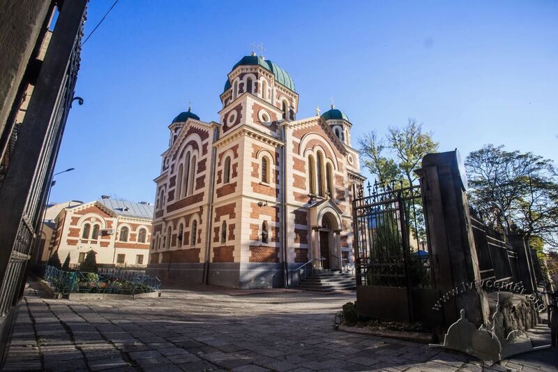 Вул. Короленка, 3. Вигляд з входу на територію церкви