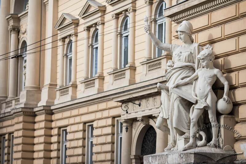 Вул. Університетська, 1. Скульптурна група зліва головного входу