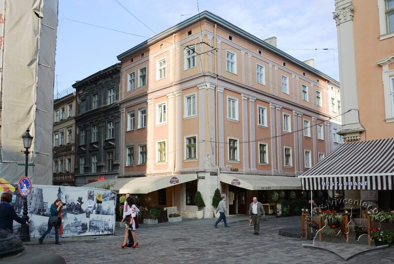 Вул. Краківська, 1. Загальний вигляд кам'яниці з пл. Ринок