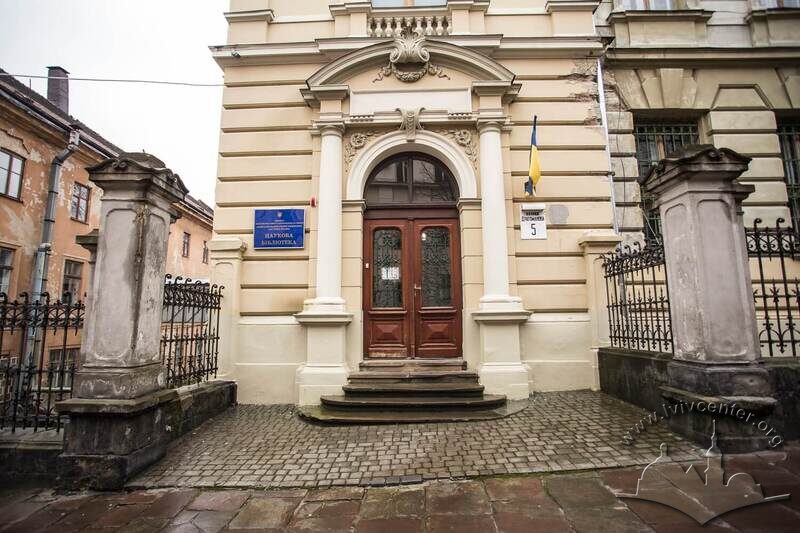 Вул. Грушевського, 5. Головний вхід до бібліотеки