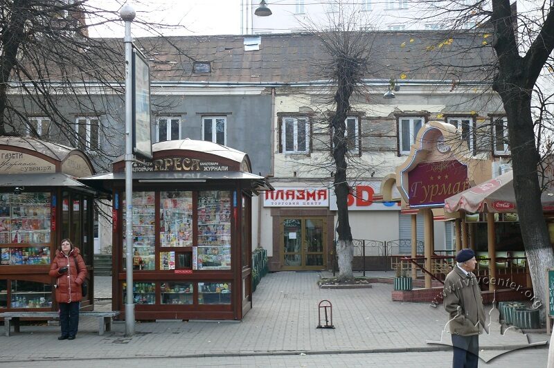 Пр. Свободи, 5. Бічний фасад з боку вул. Дорошенка.