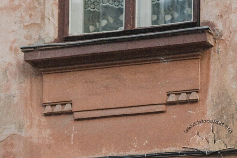 Вул. Вишенського, 20. Ліпнина під вікном другого поверху