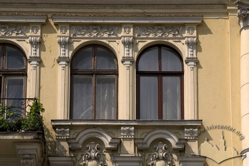 Просп. Свободи, 35. Вікна IV-го пов.