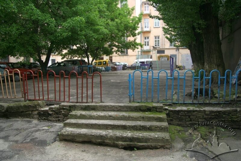 Подвір'я будинку на просп. Свободи, 1-3. Тут у 1926-1941 рр. розміщувався кінотеатр "Палац"