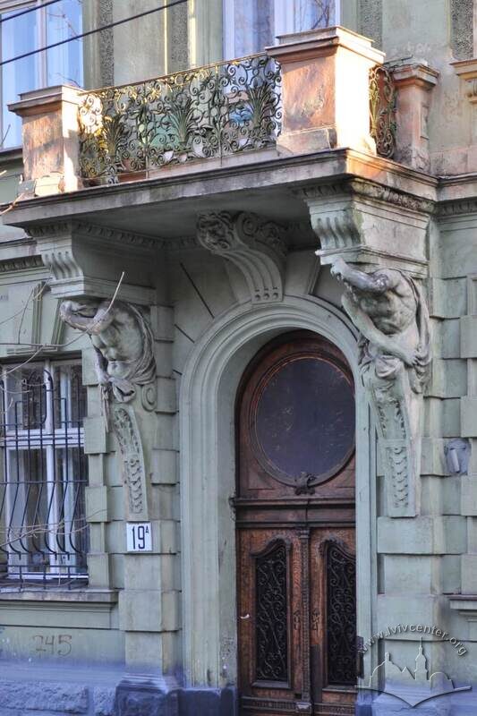 Вул. Крушельницької, 19а. Головний вхід до будинку