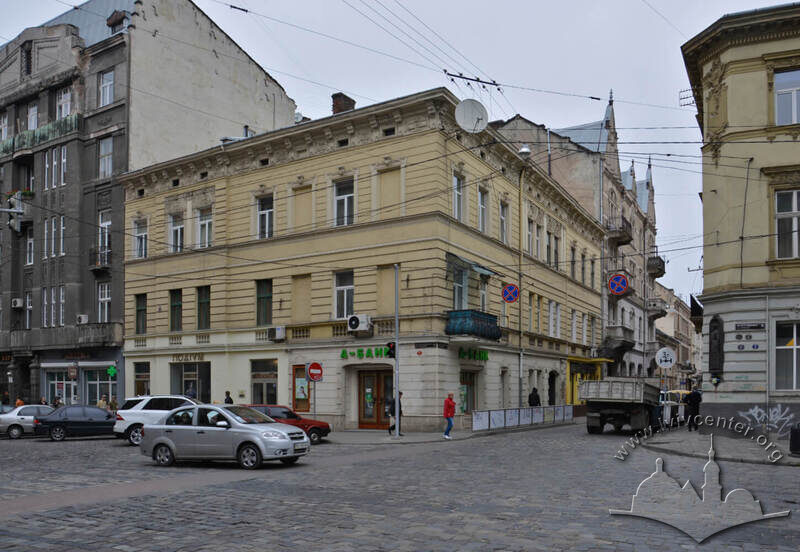 Вул. Коперника, 32. Вигляд будинку з перехрестя вул. Коперника, вул. Словацького і вул. Стефаника