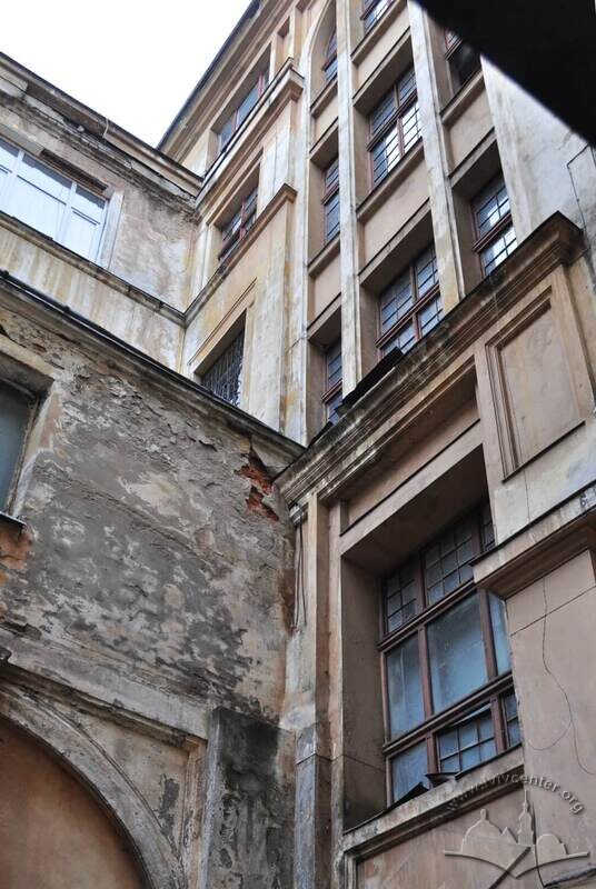 Пл. Григоренка, 5. Фрагмент тильного фасаду будинку