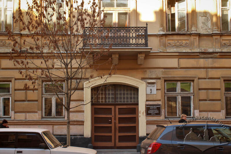 Вул. Пекарська, 9. Головний вхід