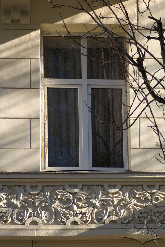Вул. Богуна, 7. Одне з вікон 2-го поверху