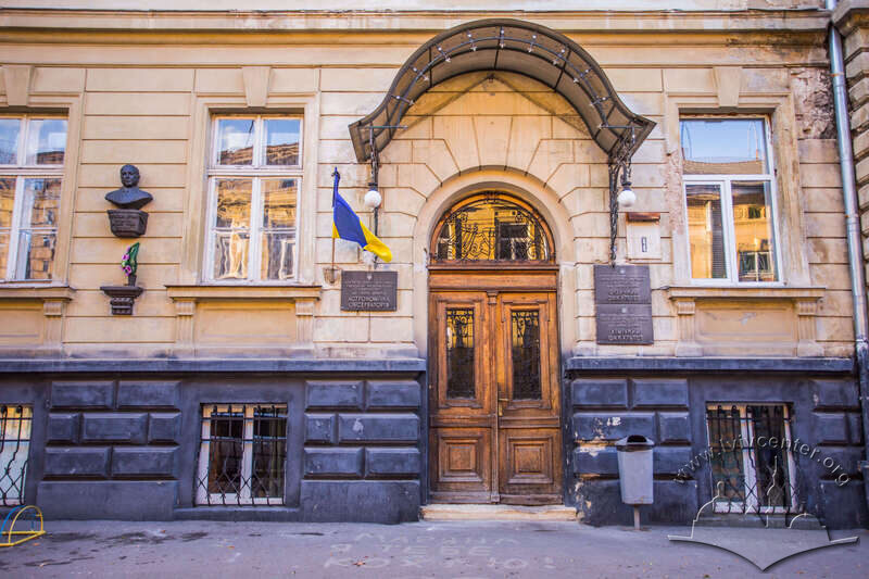 Вул. Кирила і Мефодія, 8. Головний вхід