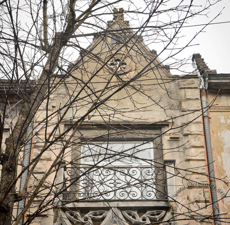 Вул. Грюнвальдзька, 10. Причілок над бічним пристінком