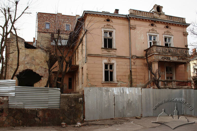 Вул. О. Степанівни, 31. Бічний дворовий фасад