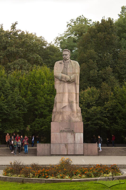 Вул. Університетська. Пам'ятник Іванові Франку
