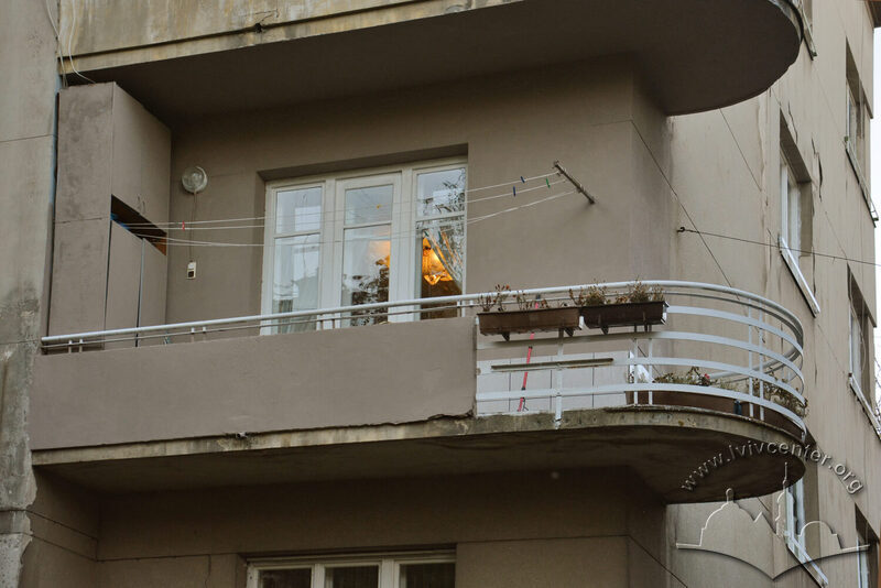 Вул. Дорошенка, 61. Балкон тильного фасаду